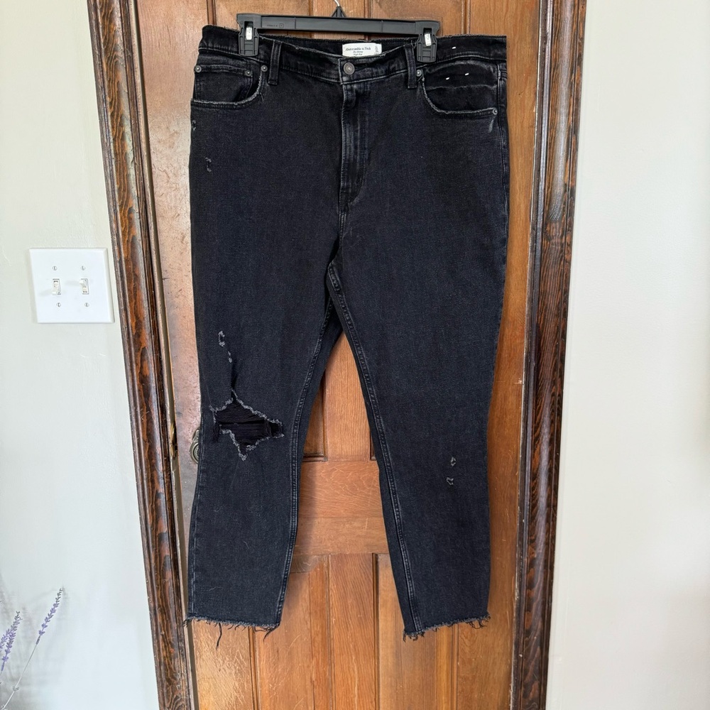 Woman’s ABERCROMBIE High Rise Distressed Ankle Crop
Jeans Black Sz 16